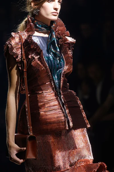 Look 19